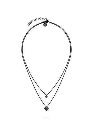 Doppellagige schwarze Kettenhalskette mit kleinem rundem Charme-Anhänger an der kürzeren Kette und einem schwarzen Herzanhänger an der längeren Kette.