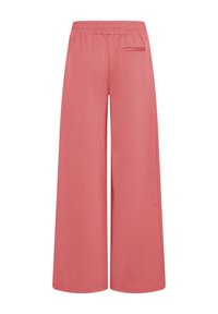 Pantaloni a gamba larga in morbido tessuto rosa, con una cintura elastica e una tasca posteriore singola. Texture liscia senza motivi visibili.