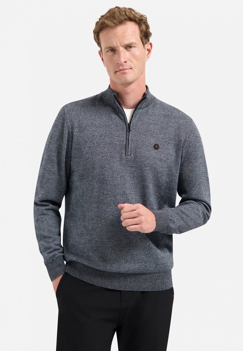 Grijze half-zip trui van een gestructureerde, middelzware stof. Geribbelde mouwen en zoom. Klein logo-accent op de borst.