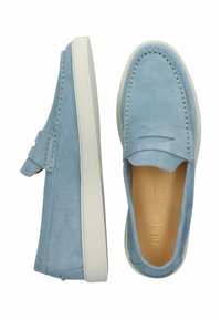 Svetlomodré semišové topánky na skĺzanie s okrúhlou špičkou, kontrastnou bielou gumovou podrážkou a dekoratívnym prešívaním na vrchnej časti.