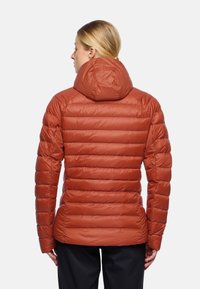 Rostfarbene Puffjacke mit Kapuze, die ein gestepptes Design, eine glatte Textur und eine taillierte Silhouette aufweist.