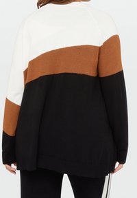 Maglione a maniche lunghe con blocchi di colore orizzontali in bianco, marrone e nero. Texture lavorata a maglia con vestibilità informale e spacco laterale per il comfort.