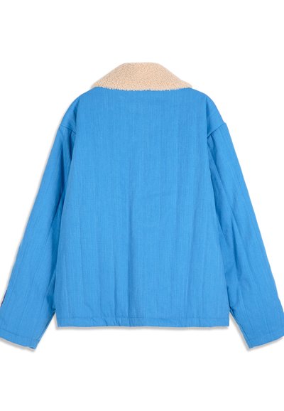 Veste bleue à manches longues avec col sherpa beige clair vue de dos sur fond blanc.