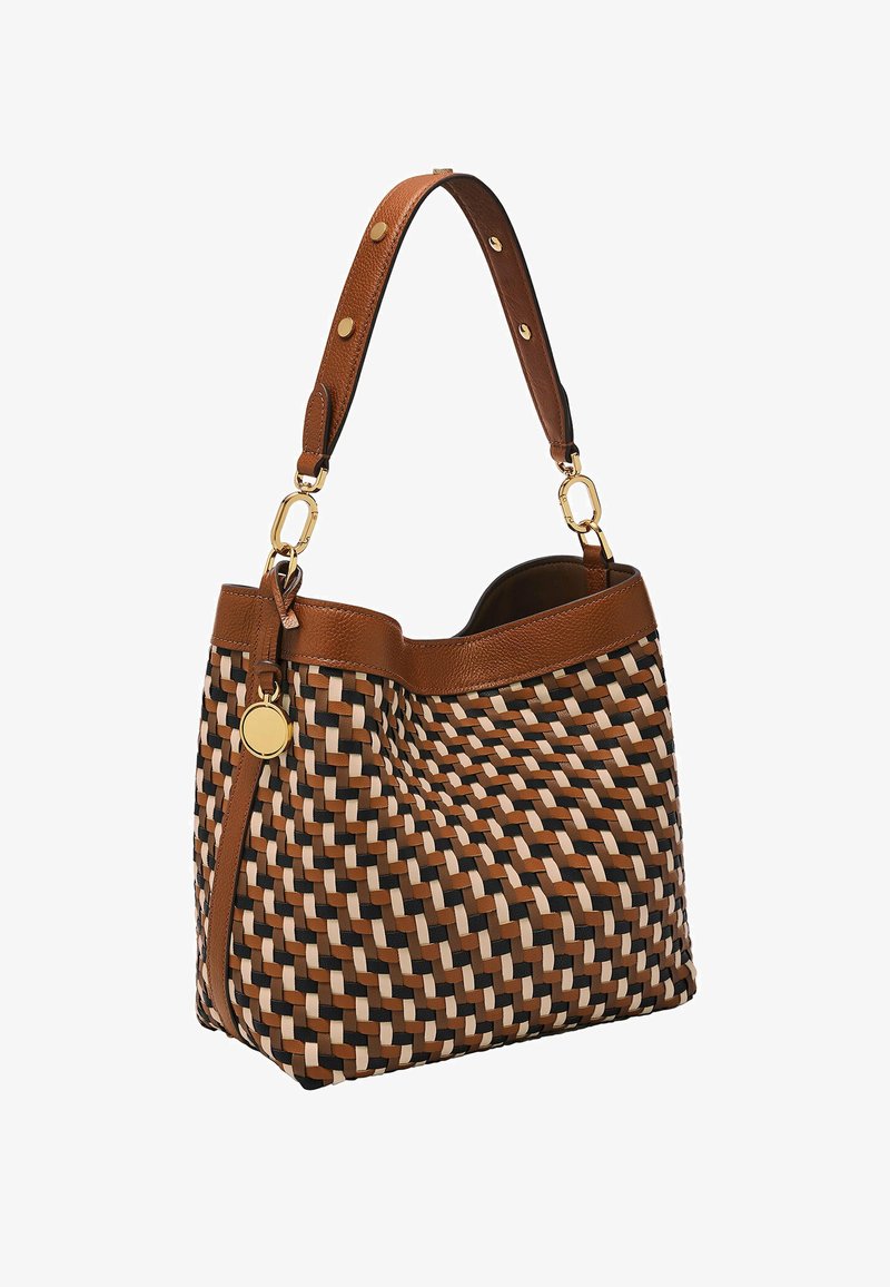 Sac en bandoulière tissé présentant des motifs marron, crème et noir, avec des finitions en cuir et une bandoulière fixée par des accessoires de couleur dorée.