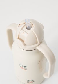 Bouteille d'eau couleur crème avec un couvercle en plastique, deux poignées et une paille. Présente un motif de fruits avec des accents rose pâle et vert.