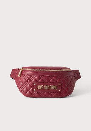 Gewatteerde bordeauxrode leren heuptas met gouden ritssluiting en gouden Love Moschino-logo plaatje op de voorkant tegen een witte achtergrond.