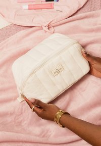 The Flat Lay Co. MARSHMALLOW FLAT LAY MAKEUP BOX BAG - Trousse - vanilla