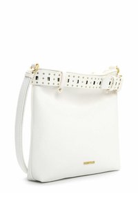 Valge nahast käekott tekstuurse viimistlusega, millel on perforeeritud aktsentripats, kuldsed detailid ja minimalistlik ruudukujuline vorm.