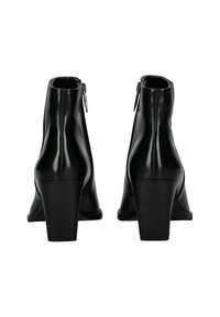 Botas de cuero negras hasta el tobillo con una textura suave, cierre de cremallera en la parte trasera y un diseño de tacón cuadrado.