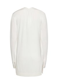 Wit longsleeve sweater met een V-vormige halslijn aan de achterkant, zijslitsen, geribbelde zoom en een zachte textuur. Eenvoudig, minimalistisch ontwerp.