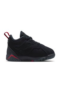Baskets noires avec une tige en maille et en daim, accents rouges, col rembourré et semelle texturée. Comprend des lacets et une languette au talon.
