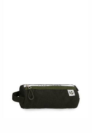 Estuche cilíndrico negro para lápices con ribete verde oliva, parche con el logo de Pepe Jeans, cierre de cremallera y asa lateral para llevar.