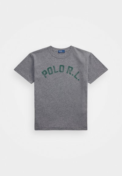 Szara bawełniana koszulka z krótkim rękawem i okrągłym dekoltem, z zielonym napisem "POLO R.L." w łukowatym wzorze na piersi.