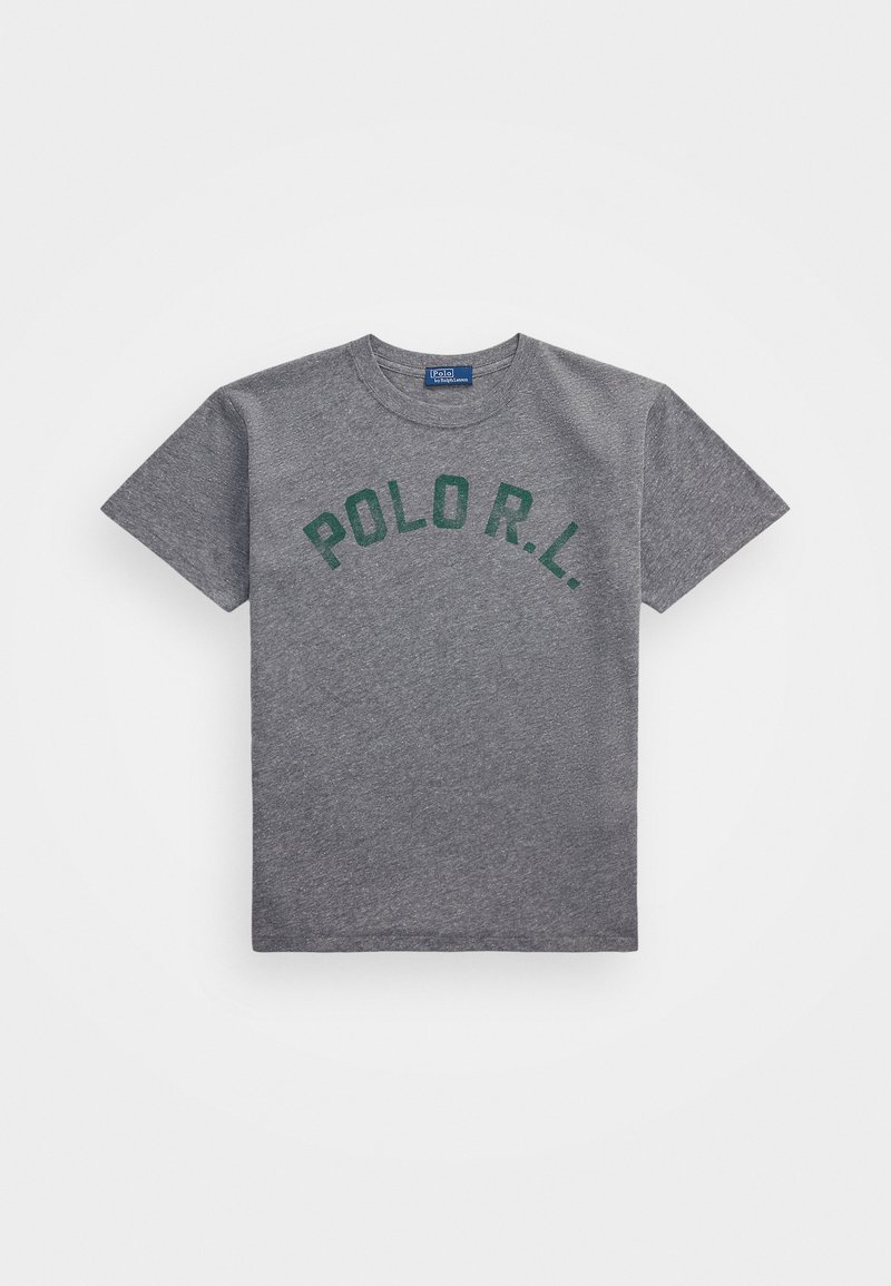 Siva pamučna majica kratkih rukava s okruglim izrezom, koja sadrži zeleni grafički natpis "POLO R.L." u lučnom dizajnu preko grudi.