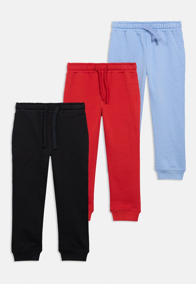 Três pares de calças de jogger para crianças em preto, vermelho e azul claro, com cintura elástica e cordões, dispostos em cima de um fundo branco.