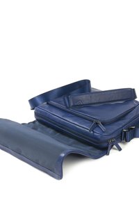 Borsa per laptop blu in pelle liscia con spallaccio rimovibile, dotata di scomparti a doppia zip e rivestimento in tessuto morbido.