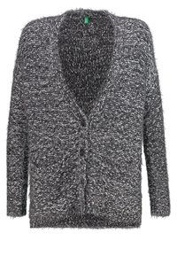 Texturerad grå cardigan med V-ringning, långa ärmar, framknappar och tv å påsydda fickor. Tillverkad av mjukt, luddigt material.