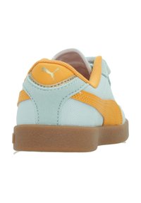 Zapatilla azul claro con acentos naranjas, suela de goma y parte superior texturizada. Presenta un logo dorado en la parte trasera y detalles de costura.