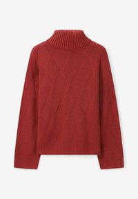 Pull en tricot rouge avec un col montant à côtelés, présentant une texture en motif diamant et des épaules tombantes. Longueur courte avec des poignets côtelés.