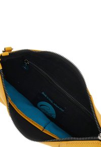 Clutch in pelle gialla con fodera nera e un accento blu. Presenta una chiusura con zip visibile e una tasca interna con etichetta del logo.