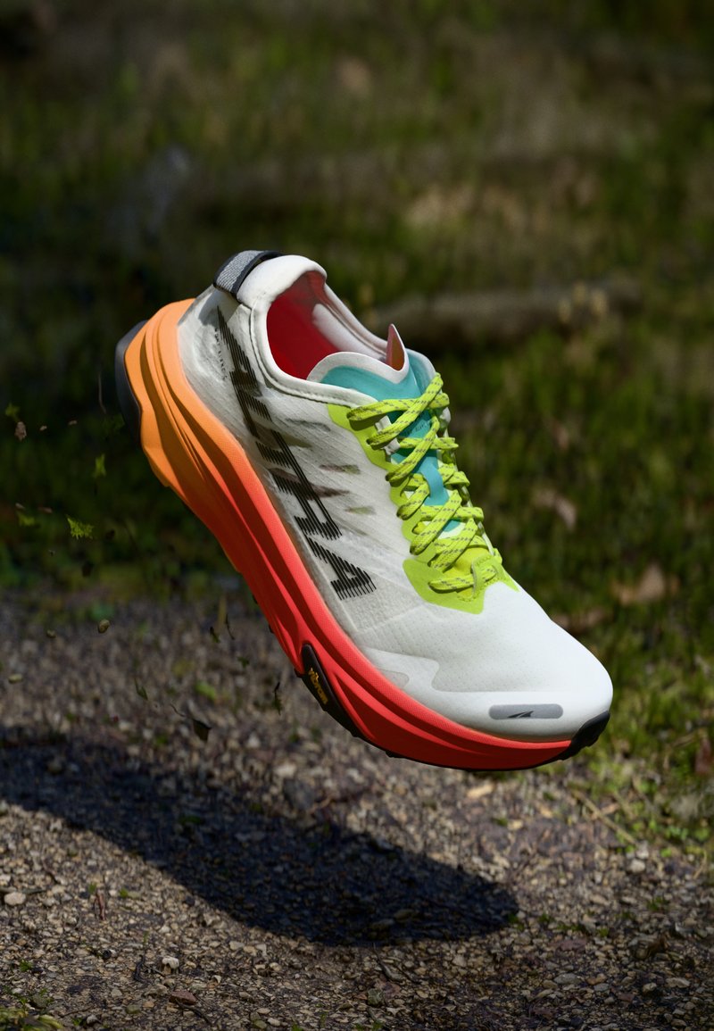 Kerge jooksujalats, millel on valge tekstuuriga ülemine osa, neoonrohelised ja sinised aktsendid, elav oranž vaheosa ning must välispind, millel on kollane detail.