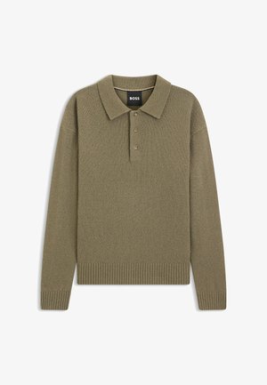 Oliven grønt strikket langærmet polo shirt med krave, tre-knap lukning og ribbede manchetter og kant. Blød tekstur hele vejen igennem.