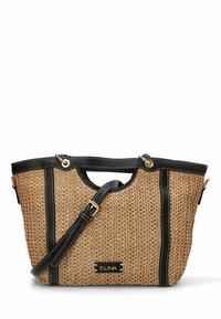Bolso tote de paja trenzada con detalles en cuero negro, herrajes dorados y una placa con el logo en la parte delantera. Cuenta con asas dobles y una correa para el hombro desmontable.