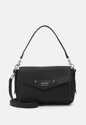 Sac à main Guess en cuir noir texturé avec rabat, ferrures dorées, poignée supérieure et bandoulière amovible.