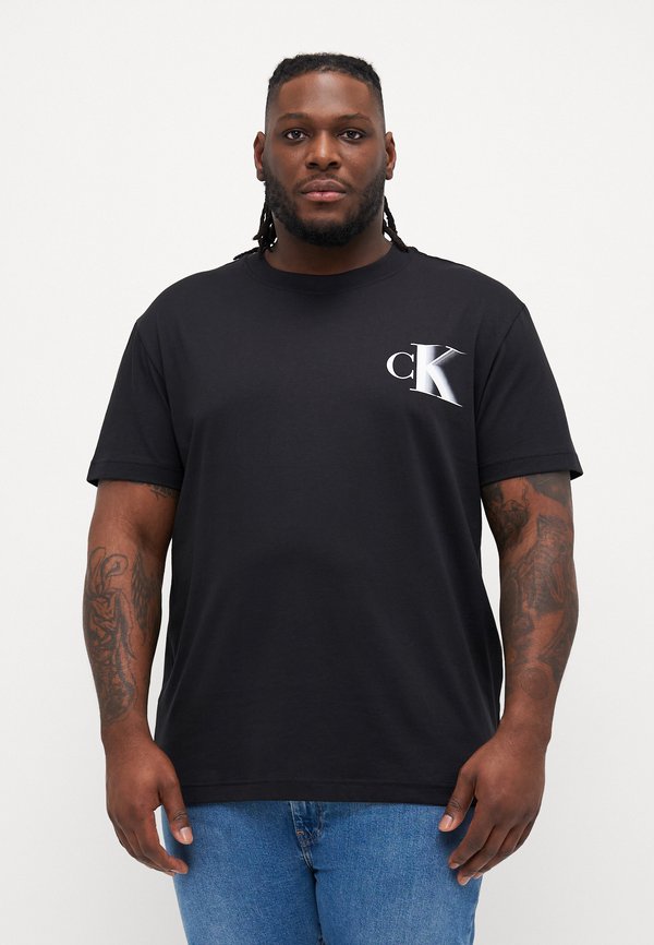 PLUS BOLD TEE - Print T-shirt3