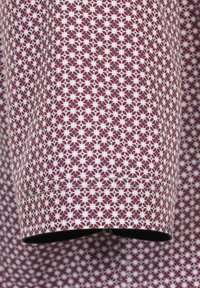 Baumwollhemdstoff mit weißem Hintergrund, der ein sich wiederholendes Blumenmuster in Rot und Blau zeigt. Glatte Textur, taillierter Saum.