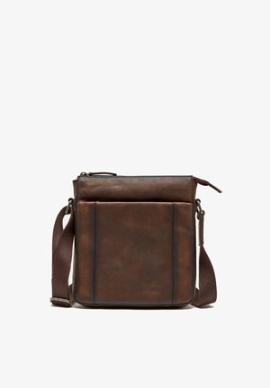 Sac en cuir marron à bandoulière avec fermeture zippée, sangle en tissu réglable et poche avant avec une texture lisse.