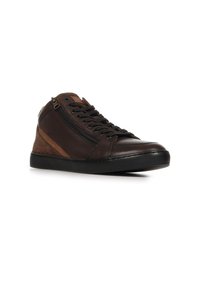 Bruine leren hoge schoenen met suède accenten, een gestructureerd oppervlak, vetersluiting aan de voorkant en een zijrits. Rubberen buitenzool voor grip en duurzaamheid.