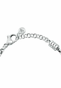 Braccialetto in argento con chiusura a granchio, design a catena collegata, ciondolo rotondo con motivo a foglia inciso e a disco alternati lisci e texturizzati.