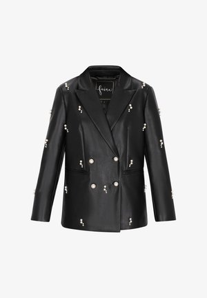 Musta nahkatakki, jossa on kaksirivinen muotoilu, satiinipinta, helmikoristeet ja rakenteelliset läpät. Kaksi etutaskua.