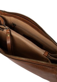 Pochette en cuir marron avec un extérieur texturé, fermeture éclair, et un intérieur beige comportant plusieurs compartiments et une poche zippée.