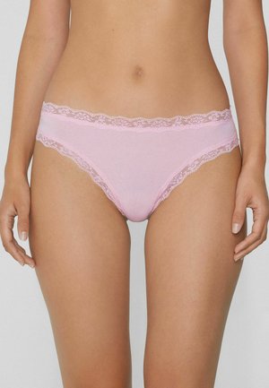 Panties en coton rose avec une finition en dentelle à la taille et aux ouvertures des jambes, présentant une texture lisse et une coupe classique.