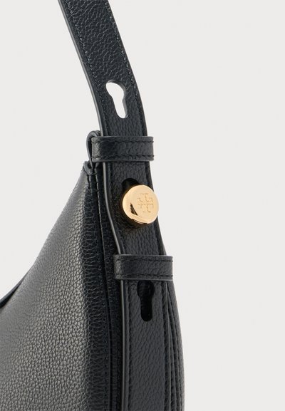 Μαύρο λουρί τσάντας από υφή δερμάτινη με στρογγυλό χρυσό κούμπωμα που διαθέτει εγχάρακτο λογότυπο, τρύπες ρυθμιζόμενης αγκράφας και τακτοποιημένες ραφές.