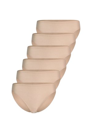 Sechs beige Damenbaumwollslips in kaskadenartiger Anordnung auf weißem Hintergrund gestapelt.