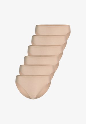 Sechs beige Damenbaumwollslips in kaskadenartiger Anordnung auf weißem Hintergrund gestapelt.