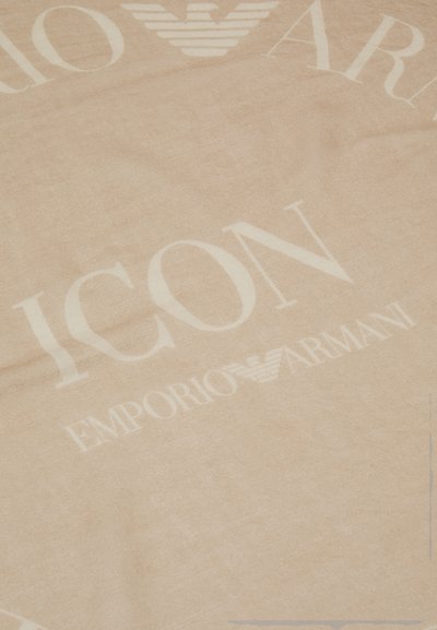 Svetlo béžový šál s veľkým bielym textom, ktorý znie "ICON" a "EMPORIO ARMANI", s logom v jednom rohu. Mäkka textúra.