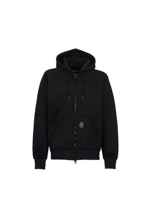 Sudadera negra con cremallera y capucha, hecha de una tela suave. Presenta mangas raglán, bolsillos frontales y un parche de marca en la parte inferior.