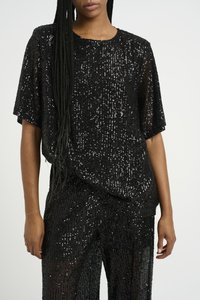 Svart sequin topp med løse, korte ermer. Glitrende tekstur, rund halslinje, lagdelt design. Kombinert med matchende sequin bukser.