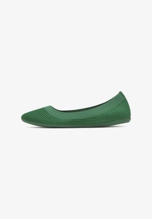 Scarpa piatta verde in maglia con punta arrotondata e design slip-on, mostrata di profilo su sfondo bianco.