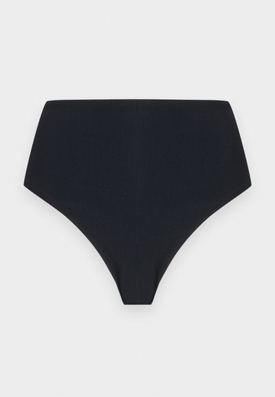 Μαύροι μαγιό πάτου με υφή ριμπ, ψηλόμεσοι, με απλή και μίνιμαλ σχεδίαση σε απλό ανοιχτό φόντο.