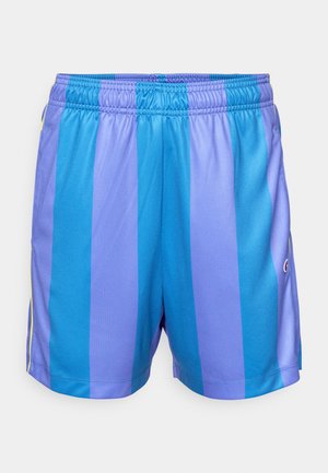 Fialové a modré pruhované šortky vyrobené z ľahkej tkaniny s elastickým pásom a bočnými vreckami. Obsahujú žlté akcenty a detail loga.