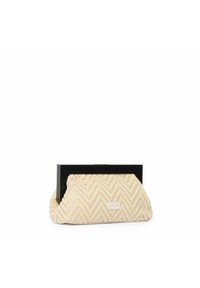 Bolso de mano tejido en color beige con un patrón de zigzag, con un marco superior rectangular negro y una pequeña etiqueta en la parte frontal. Superficie texturizada.