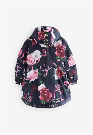 Kwiatowy płaszcz przeciwdeszczowy na ciemnym granatowym tle, z dużymi różowymi, czerwonymi i białymi różami. Złoty napis "BAKER" na dolnym brzegu. Zapinany na guziki, z kapturem.