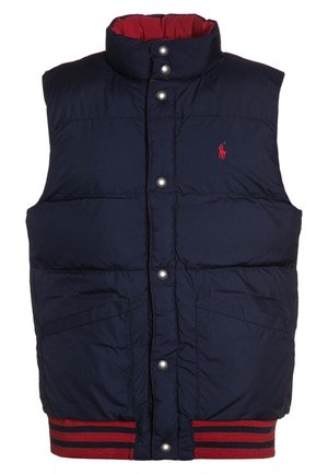 Marineblauwe gewatteerde mouwloze bodywarmer met rode voering, drukknopen aan de voorkant en een gestreepte rode en marineblauwe tailleband.