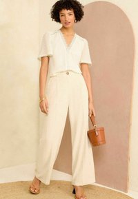 Love & Roses DOBBY FLUTTER SLEEVE REGULAR FIT - Bluse - ivory white
