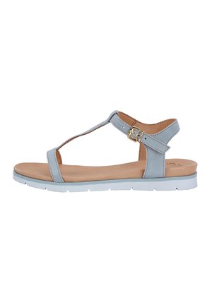 Lyseblå flad sandal med ankelrem, guldlås og tan polstret fodseng på en hvid sål.